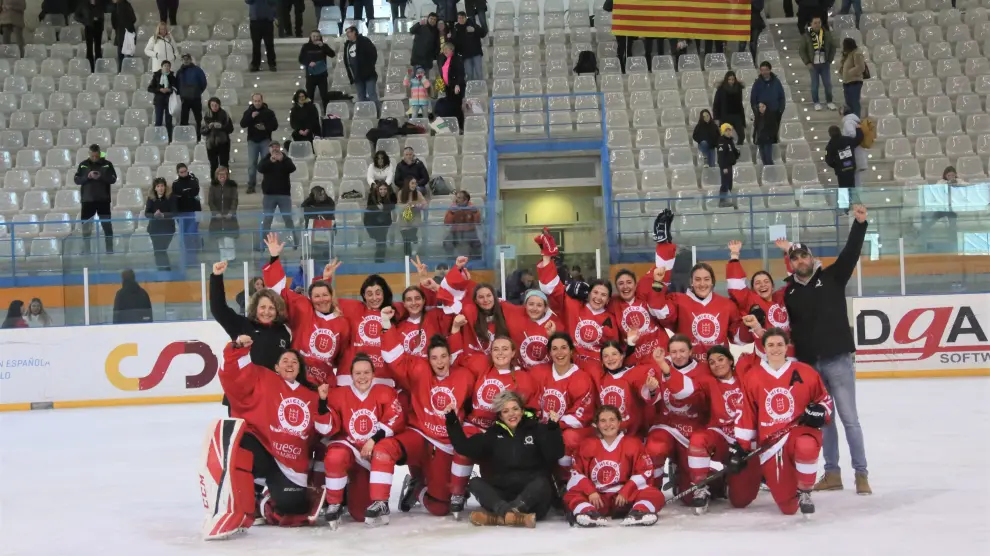 El equipo femenino del CH Jaca celebra su pase a la final de liga.