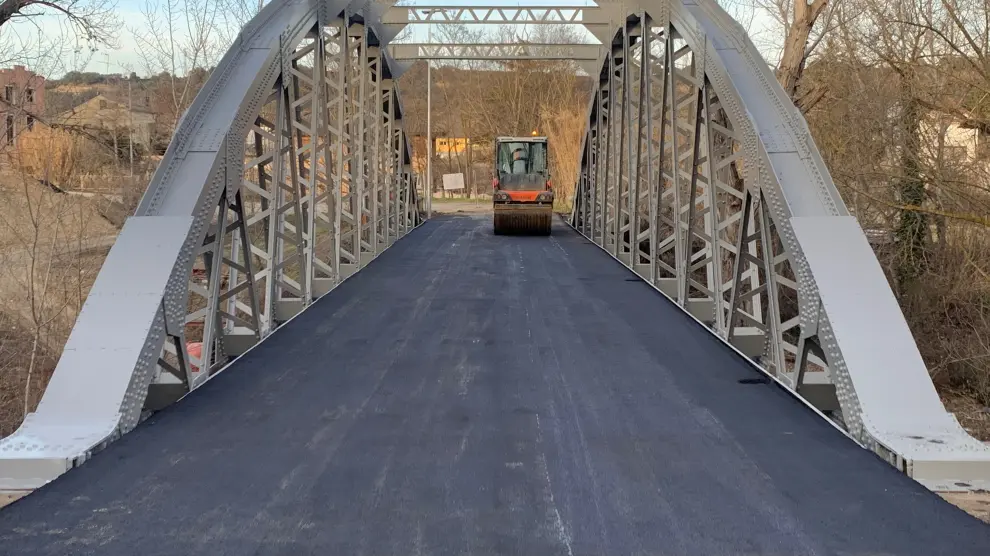 Trabajos de asfaltado en el puente de hierro de la travesía