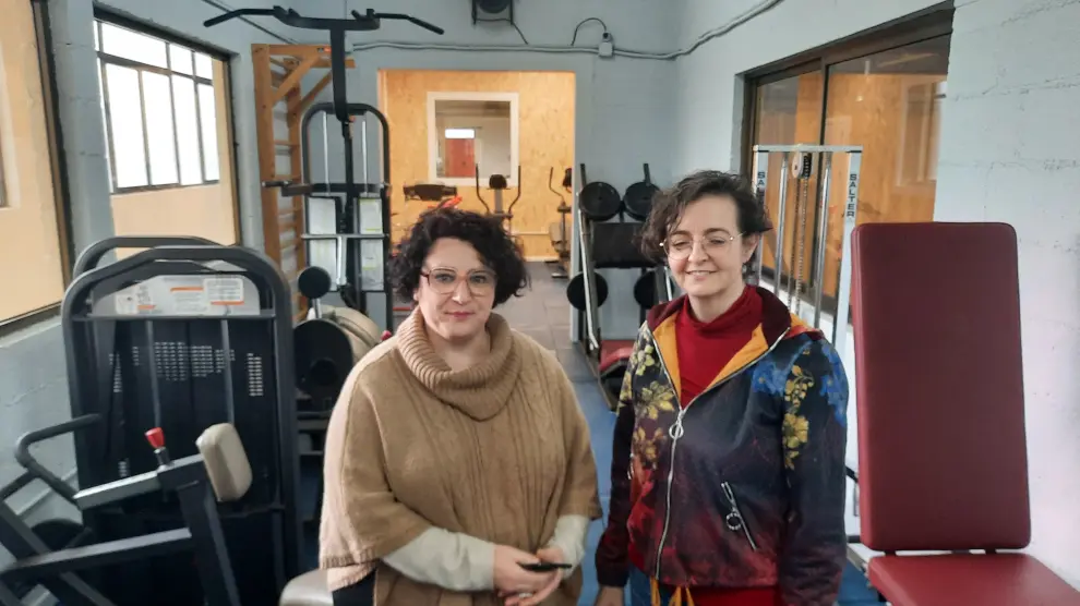 Gemma Betorz y Beatriz Cosculluela junto a las nuevas máquinas que se han adquirido para el gimnasio.
