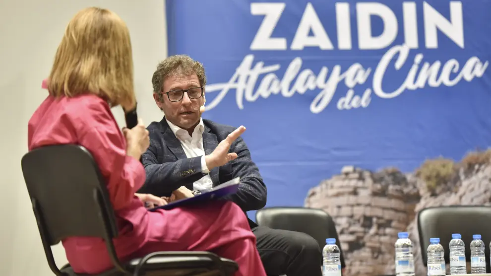 Marco Ibarz, alcalde de Zaidín, durante la entrevista que le realizó la directora del Diario, Elena Puértolas.
