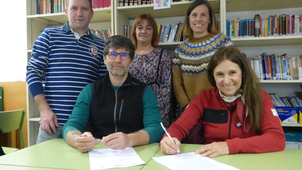 Sergio Garcia, Nuria Pargada, Silvia Hernández, Juan Carlos Somolinos y Elena Villagrasa, en la firma del convenio.