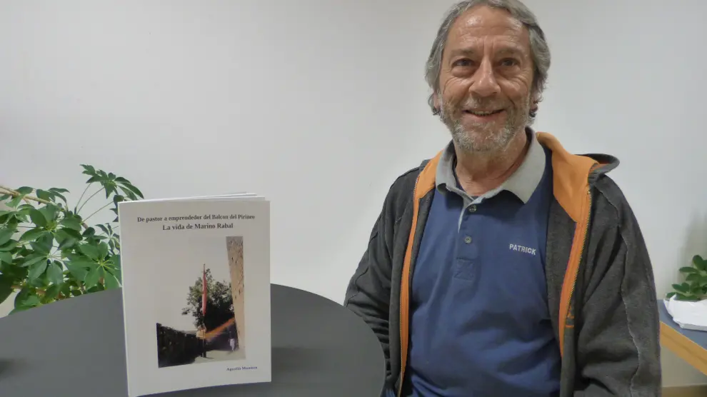 Agustín Montero, vecino de Aineto, presenta el libro sobre la vida de Marino Rabal, de Buesa.