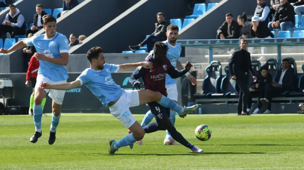 Samuel Obeng trata de disparar ante la oposición de un jugador del Ibiza.