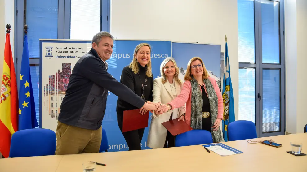 Antonio Gericó, Marta Gastón, Melania Mur y Marta Liesa estrechan sus manos tras la firma.