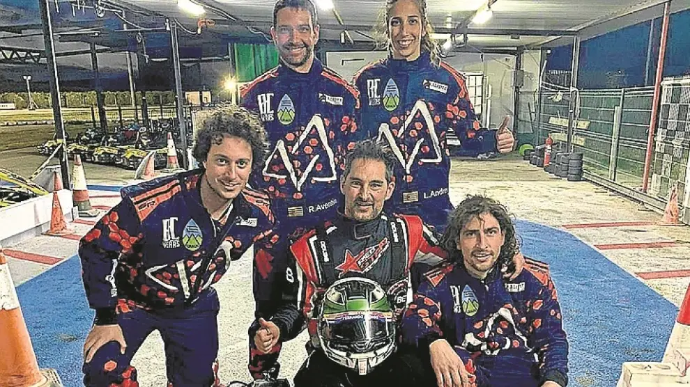 Los pilotos del equipo, con el kart que emplean en estas pruebas de resistencia.