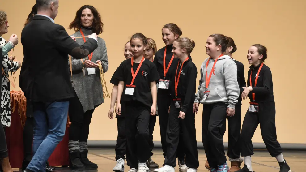 El concejal de Cultura del Ayuntamiento de Huesca entregó varias medallas a los bailarines.