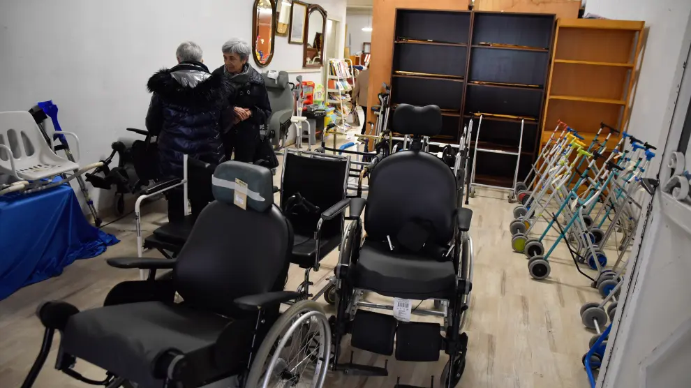La tienda Trobada Muebles de Cáritas Huesca saca a la venta productos ortopédicos.
