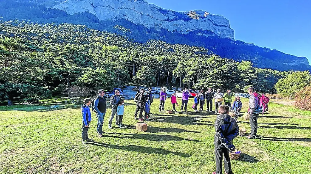 Participantes durante un excursión de micología en la comarca de la Jacetania.
