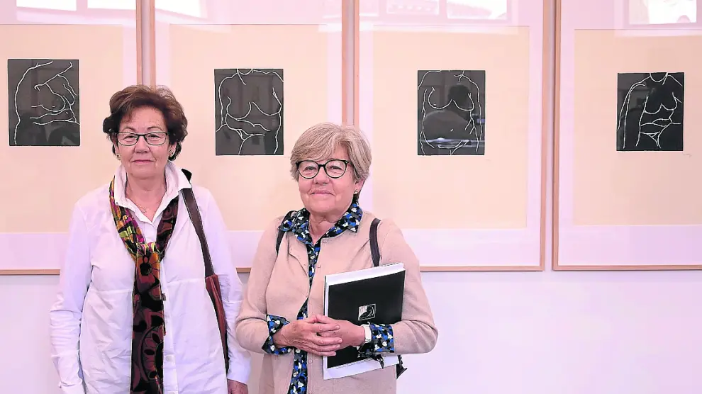 Ana y Kati García-Bragado Acín, ayer en la exposición de su madre Katia Acín Monrás.