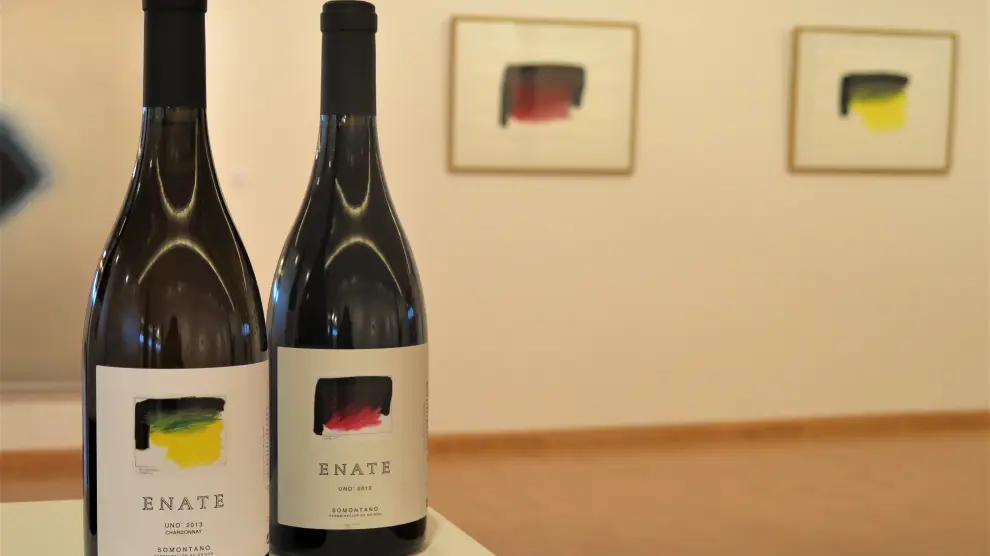 La exposición incluye dos obras de Bechtold con las que Enate etiquetó un vino blanco y un vino tinto.
