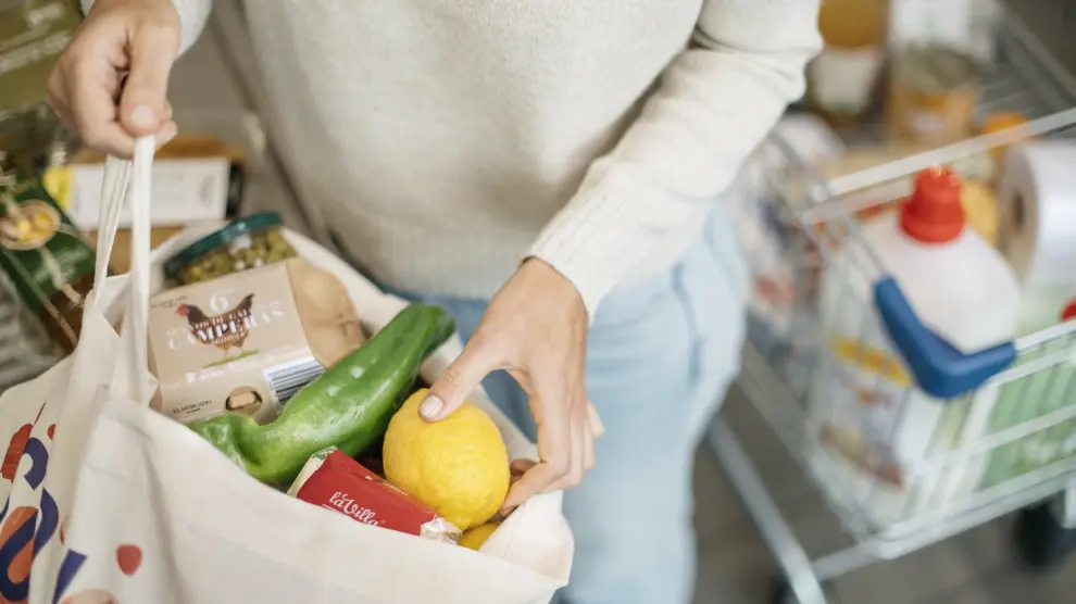 El encarecimiento de la comida hace que la cesta de la compra sea casi 1.000 euros más cara al año para una familia, según la OCU.