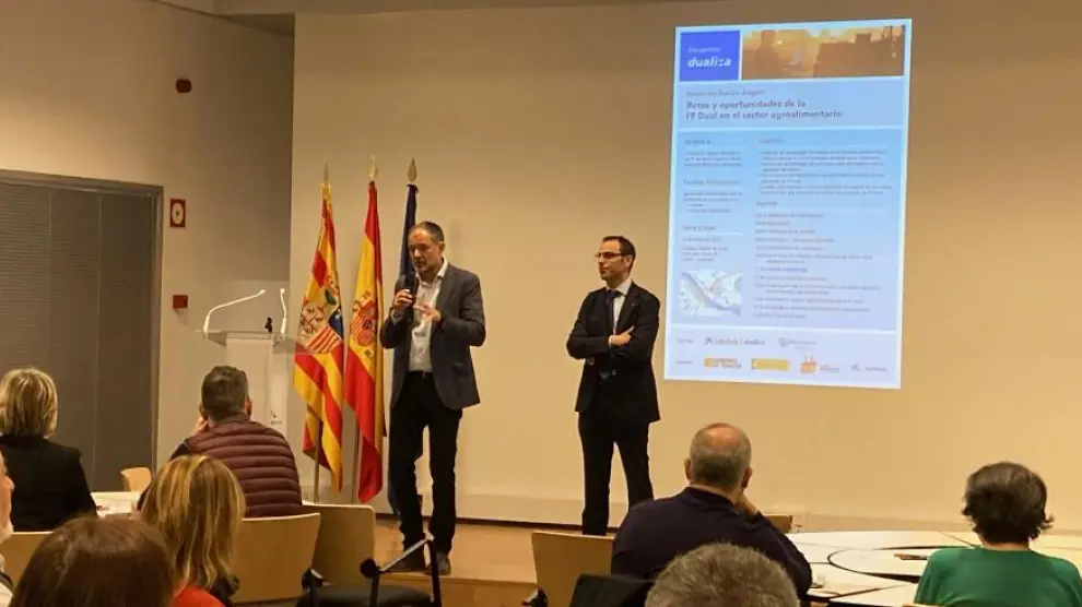El director general de Innovación y FP del Gobierno de Aragón, Toni Martínez, ha inaugurado la jornada junto al responsable de Agrobank en la Dirección Territorial Ebro de Caixabank, David Navarro.