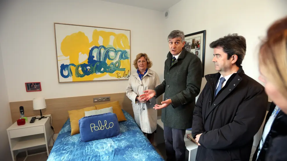 María Victoria Broto, Lorenzo Torrente y Luis Felipe, durante la visita a una de las viviendas.