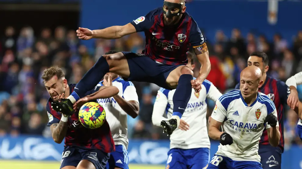 Jorge Pulido, que jugó con máscara, intenta rematar un balón durante el partido de ida.