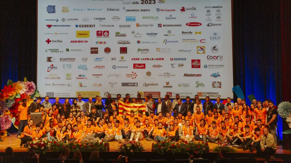 Empresas patrocinadoras junto a los estudiantes galardonados de las Aragón Skills