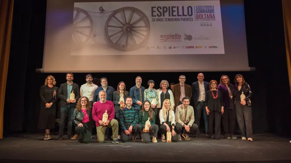 Foto de familia de los premiados en Espiello.