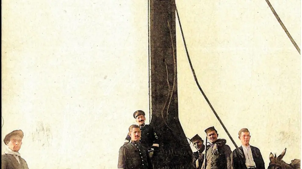 Una foto histórica de la cruz, que fue instalada en 1902.