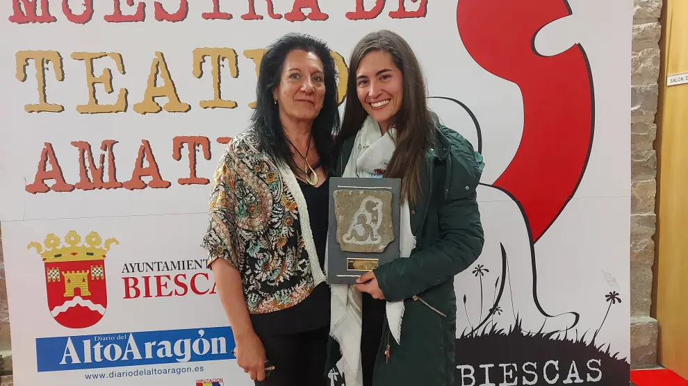Mercedes Portella dio el premio Mejor Dirección a Laura Orts en nombre de Marcos Altuve.