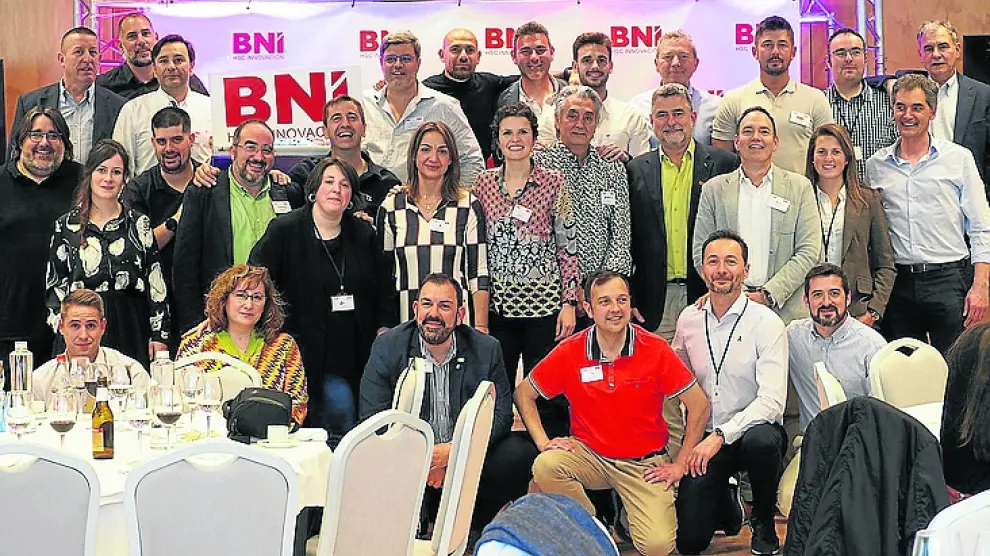 Foto de empresas en el acto de aniversario de BNI Huesca.
