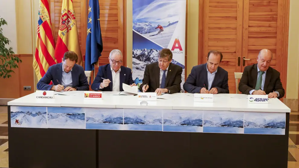 Firma del convenio de colaboración para la unión de estaciones de Astún y Candanchú.