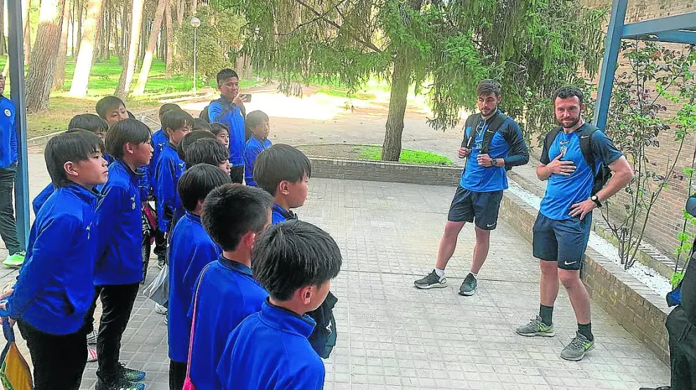 Primera toma de contacto de los jóvenes nipones con los entrenadores de la SD Huesca.