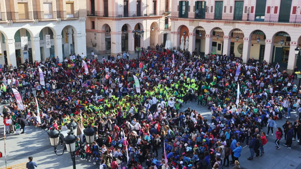 La Mini marcha de Aspace por la inclusión ha congregado a casi 3.000 escolares y profesores, en la plaza Luis López Allué