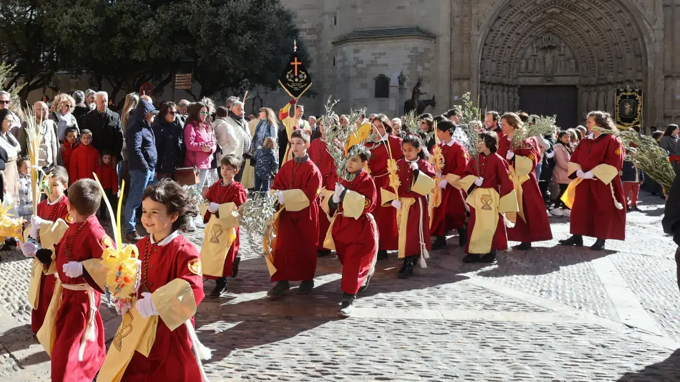Inicio del acto de Entrada de Jesús en Jerusalén, en la plaza de la Catedral de Huesca