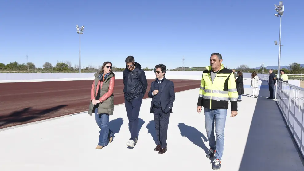 Luis Felipe y María Rodrigo, durante la visita a las obras de la pista de patinaje.