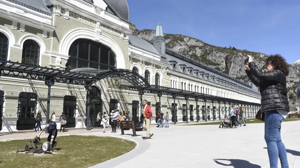 Turistas frente a la Estación de Canfranc.