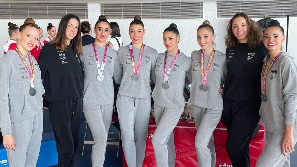 Inés Bergua (derecha) posa con la plata junto a sus compañeras y entrenadoras.