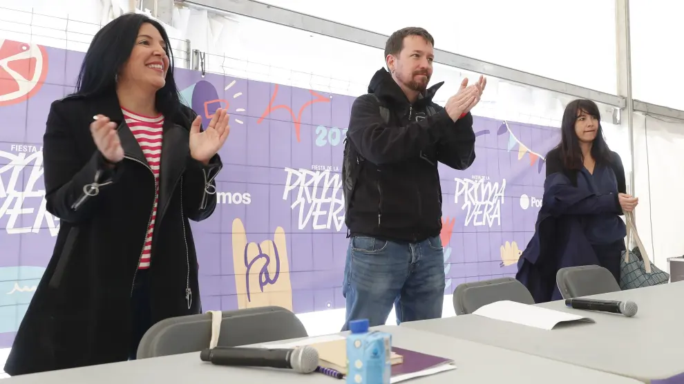 El exlíder de Podemos, Pablo Iglesias (c), interviene en la inauguración de la Fiesta de la Primavera, acto de precampaña de la formación morada en Zaragoza.