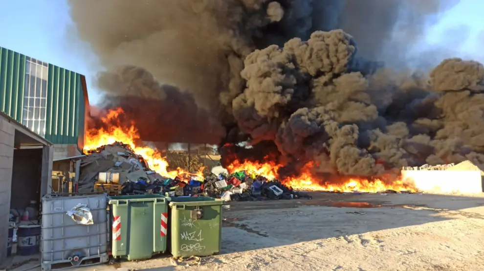 Las llamas se han propagado por la zona donde están almacenados los plásticos.