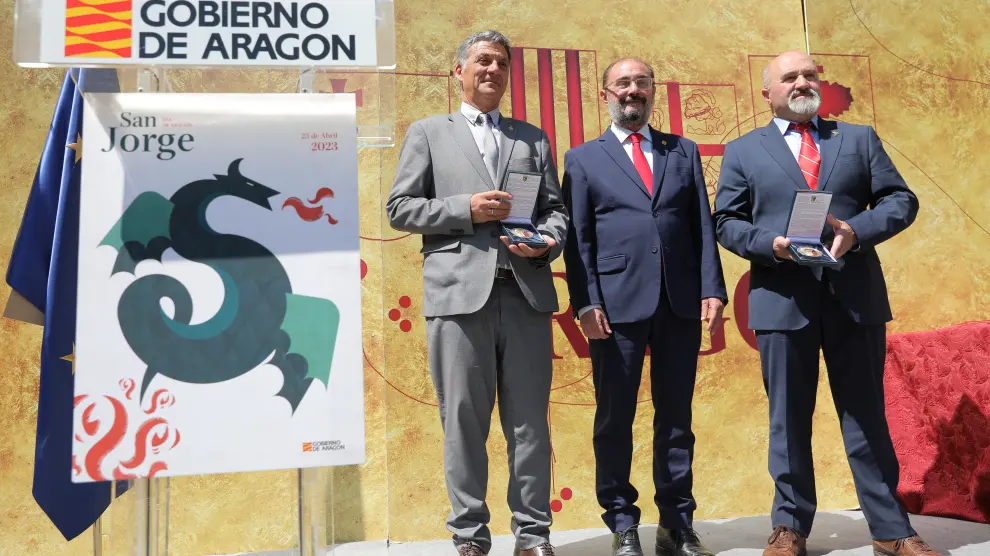 Ángel Giménez, coordinador de la Alianza; el presidente de Aragón, Javier Lambán, y Antonio Betrán, presidente del Club Hielo Jaca.
