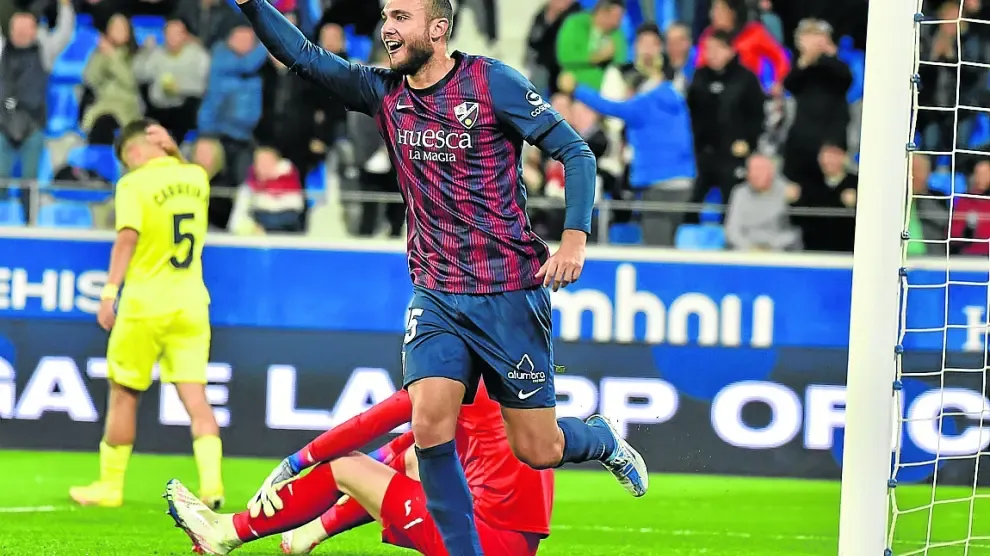 Blasco celebra el tanto de la victoria en el partido de casa ante el Villarreal B.