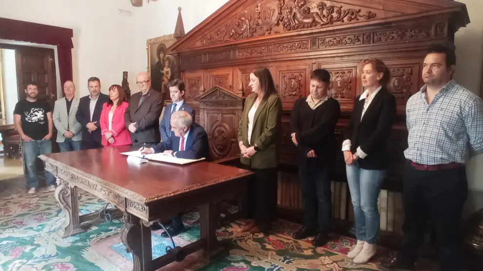 Javier Sada ha firmado en el Libro de Honor del ayuntamiento de Huesca.