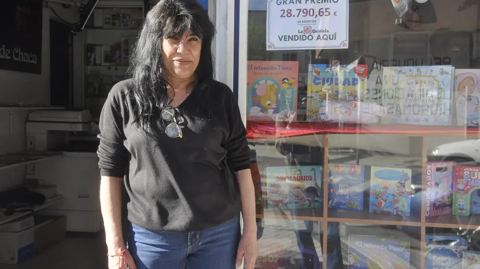 Teresa Martínez, a la entrada de la Librería Salpe.