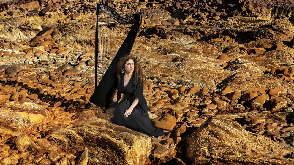Ana Crismán es la primera y la única persona a nivel mundial que interpreta y compone flamenco con arpa.
