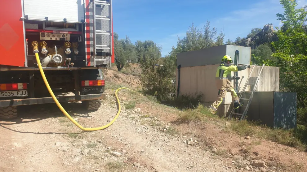Paso de agua del camión de bomberos al depósito de Aguinaliu.