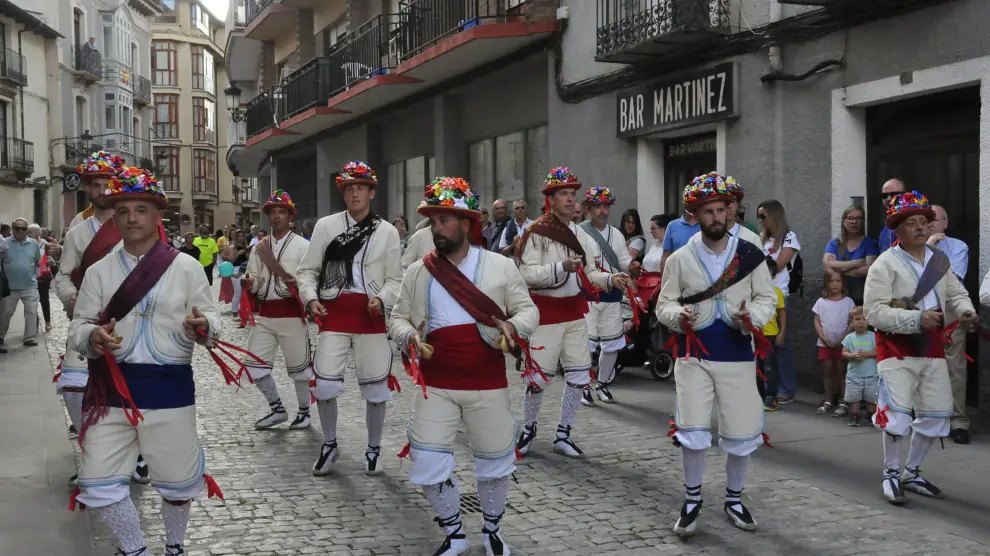 Los bailadores, actuando junto al monasterio de las Benitas, el día de San Juan (24 de junio), durante las fiestas de Jaca de 2022.
