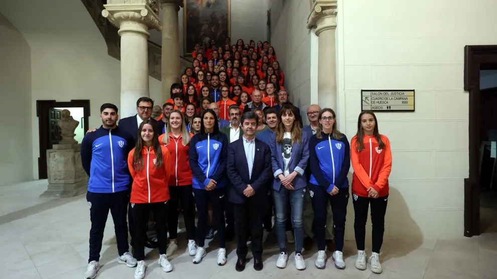 Foto de familia de los tres equipos del Huesca con los representantes del ayuntamiento
