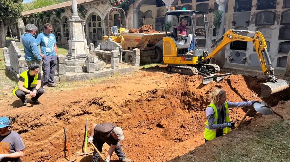 Labores de excavación en el cementerio de Jaca en busca de los restos de los nueve asesinados en la Guerra Civil.