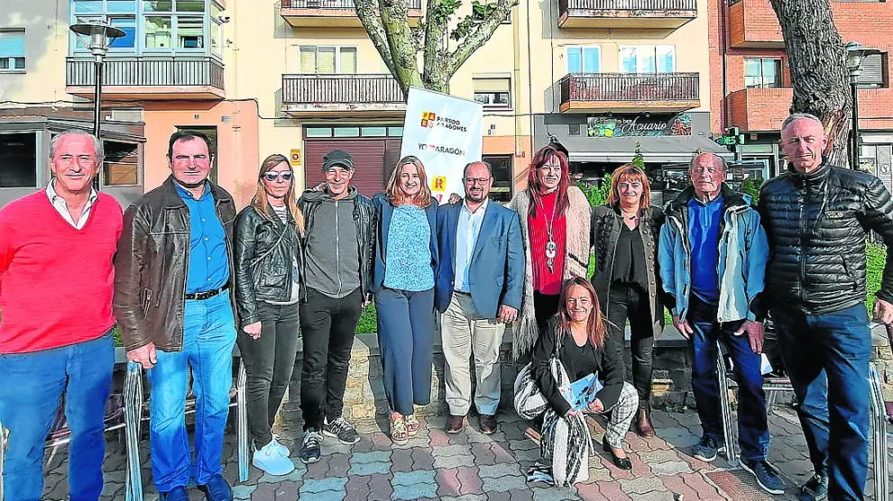 Los candidatos del PAR a la presidencia del Gobierno de Aragón y a la alcaldía de Sabiñánigo, Alberto Izquierdo y Raquel Betanzos en Sabiñánigo.