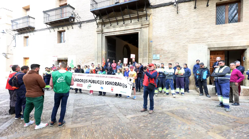 Concentración de trabajadores ante el Ayuntamiento de Huesca.