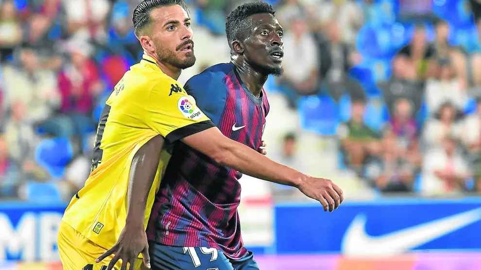 Xavi Torres defiende a Abou Kanté durante el partido de ida en El Alcoraz.