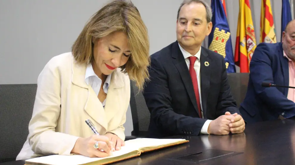 La ministra de Transportes, Movilidad y Agenda Urbana ha firmado en el libro de Honor y ha mantenido una reunión con el alcalde de Binéfar.