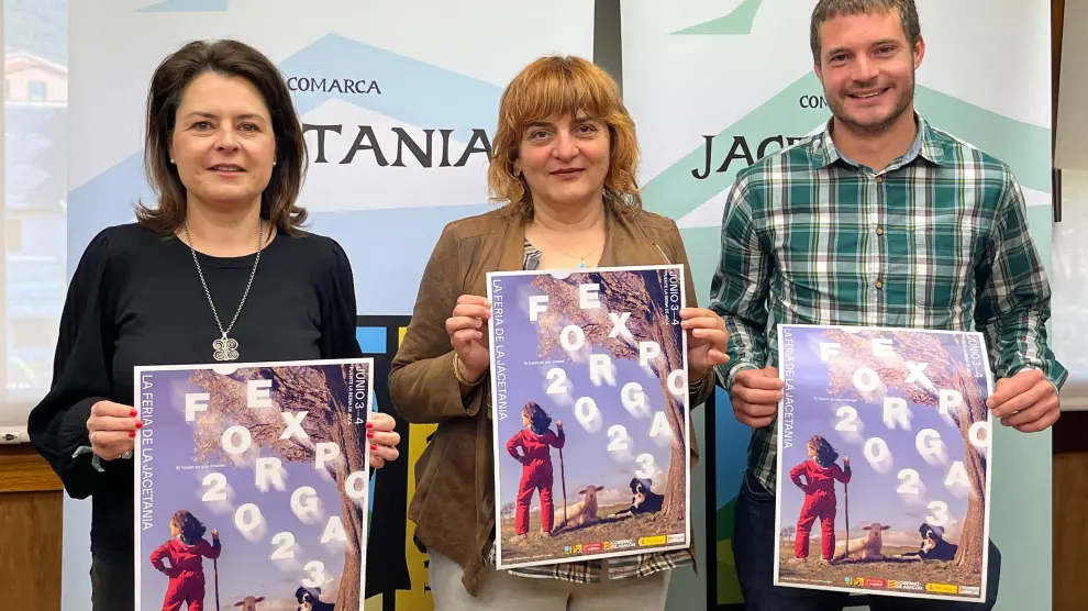 María Brun, Montse Castán y Daniel Lacasa presentan el cartel de la feria en la sede de la Comarca.