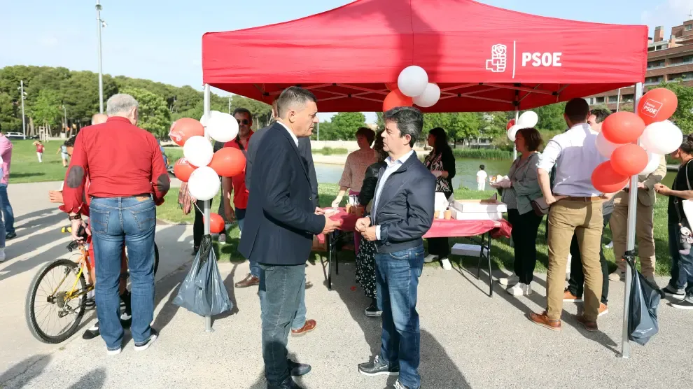 Fernando Sabés y Luis Felipe conversando en el acto que ha cerrado la campaña del PSOE en Huesca.