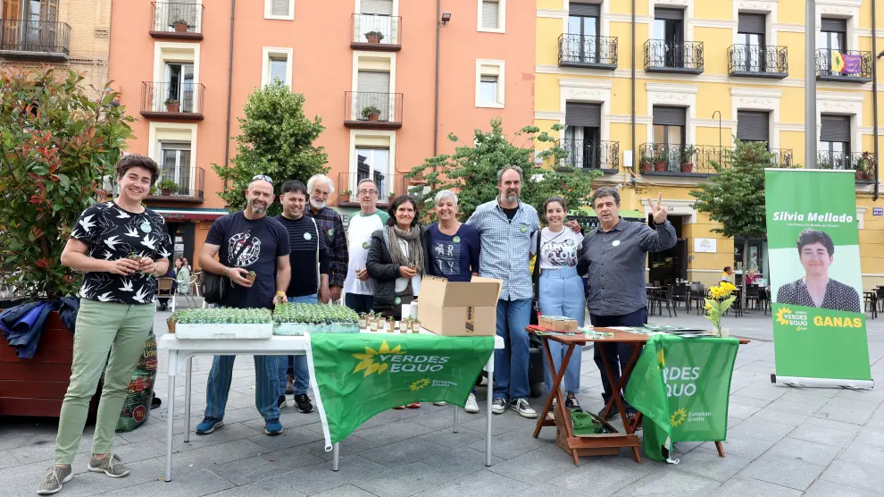 Reparto de planteros de albahaca por Verdes Equo en la plaza de Santo Domingo de Huesca.