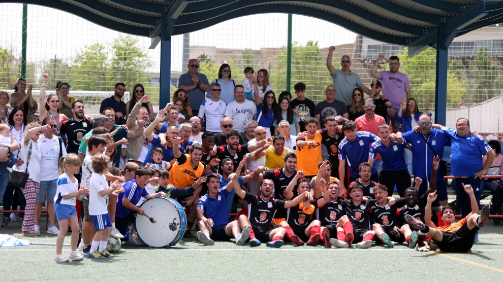 Jugadores y aficionados del Gurrea celebran el ascenso en San Jorge.