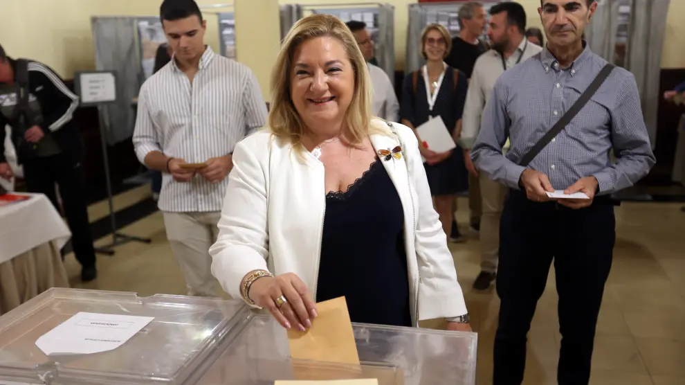 La candidata del PAR, María Eugenia Gabás ha votado en el Casino.
